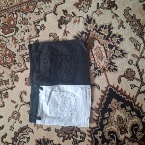 Svartvita jeanskjol med kontrastfickor - Unika shorts i jeansmaterial med ena halvan svart och andra halvan vit. Båda bakfickorna har dekorativa sömmar i kontrastfärg. Perfekta för dig som vill sticka ut med en cool och trendig look.