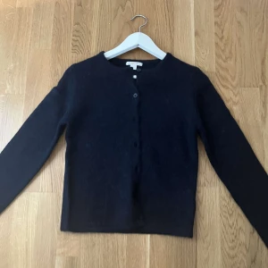 Helt oanvänd Marinblå kofta från Gina  - En klassisk marinblå kofta med rund halsringning och knäppning framtill. Tröjan har långa ärmar och en rak passform, perfekt att styla till olika outfits. Stolek 158/164 men passar ca S Pris går att diskutera. HELT OANVÄND så passa på💖💖