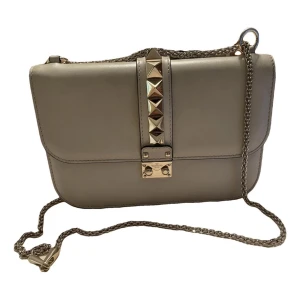 Valentino glamlock väska  - Säljer nu min älskade valentino glamlock väska då den ej kommer till andvändning längre, superbra skick och perfekt till festligare tillfällen💓kan gå ner i pris mycket vid snabb affär