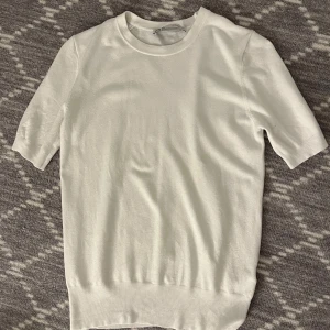 Zara kortärmad stickad - Super fin kortärmad stickad som varit super populär och slutsåld nästa hela tiden. Har använts fåtal gånger och köptes 2023 så är osäker på om den ens fortfarande går att köpa. Jag gillar att den är tunn till skillnad från de flesta andra kortärmade stickade så den kommer absolut gå att ha även i sommar. Storlek medium men passar även S/XS ❤️