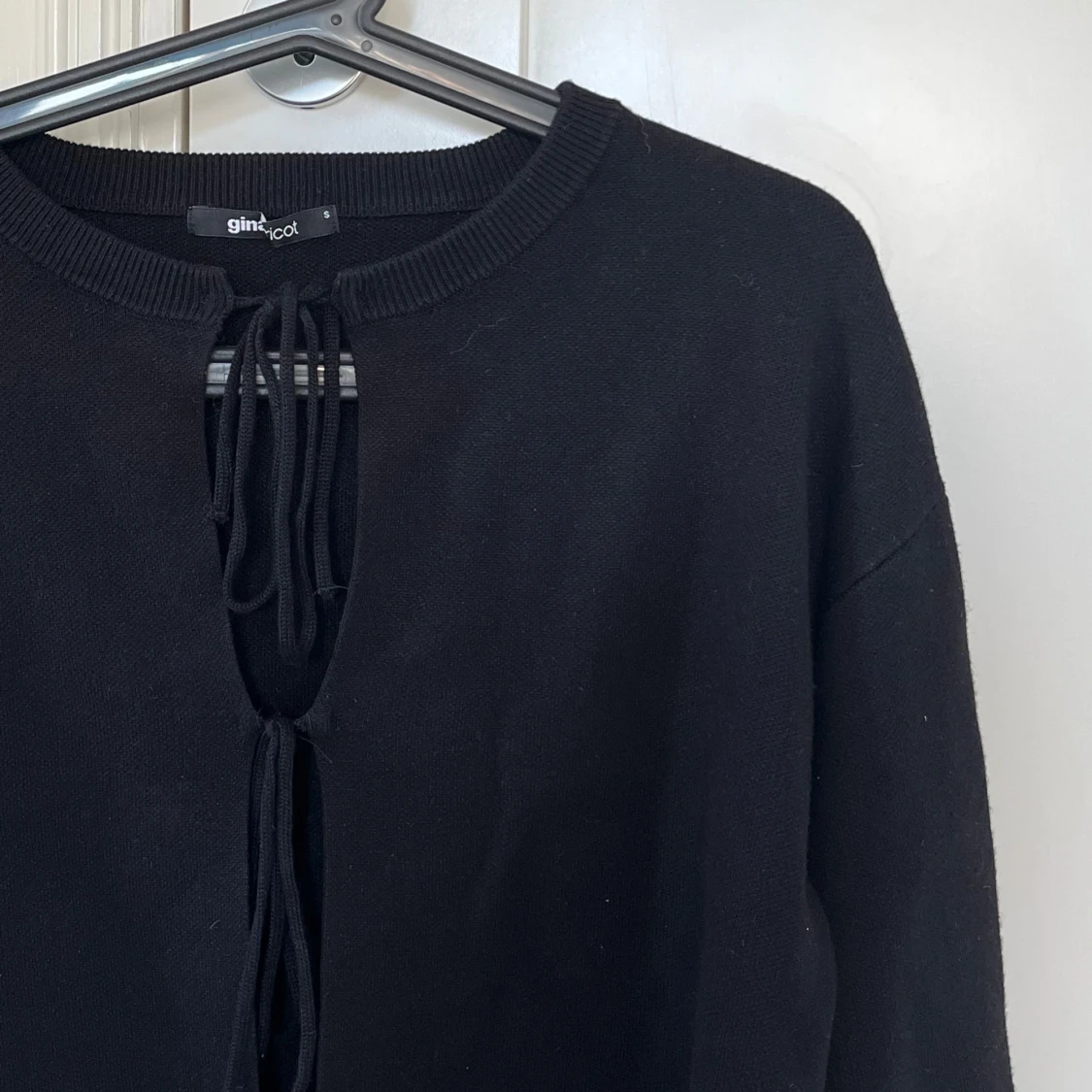 Svart stickad tröja med snörning  - 1