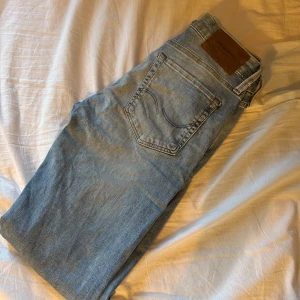Ljusblå jeans från Jack & Jones - Säljer ett par klassiska ljusblå jeans från Jack & Jones i bra skick. Skulle säga skick 9/10 och typ aldrig använda. Storlek 28/32. Skriv om ni har frågor🤩