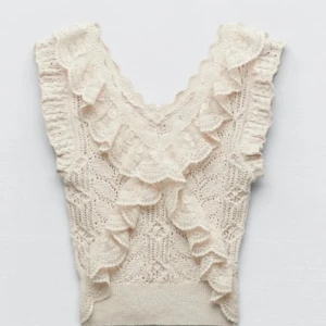 Vit virkad topp med volang - Helt slutsåld! Perfekt för sommaren. Har bara använt den två gånger❣️