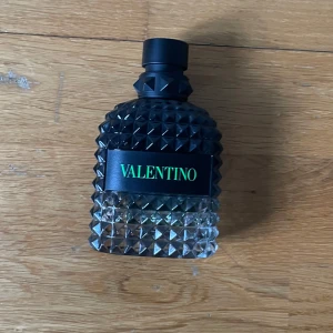 Valentino green stravaganza parfymflaska med nitar(80ml) byter också  - Kolla profilen för mer perfymer! Säljer en lyxig parfym från Valentino i en genomskinlig glasflaska med nitar och svart lock. Flaskan har en svart etikett med grönt Valentino-tryck. Perfekt för dig som gillar exklusiva dofter och snygg design.