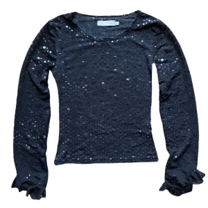 Vintage y2k Svart paljettopp från ICHI - Säljer en svart långärmad topp från ICHI med glittriga paljetter över hela tröjan. Passar ennXS-S