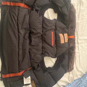 Svart dunväst från Parajumpers - Svart parajumper väst storlek xs, passar både i S och XS. Västen är köpt för 4799 ny och säljer den nu för 1500. Absolut inget fel eller en skråma på den