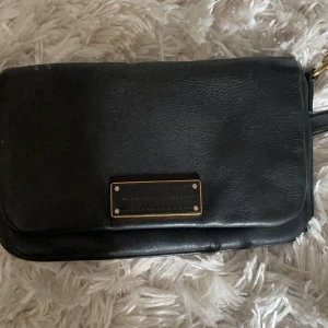 Marc jacobs väska  - Äkta väska från Marc jacobs väska märket har försvunnit lite då den är väldigt gamal 