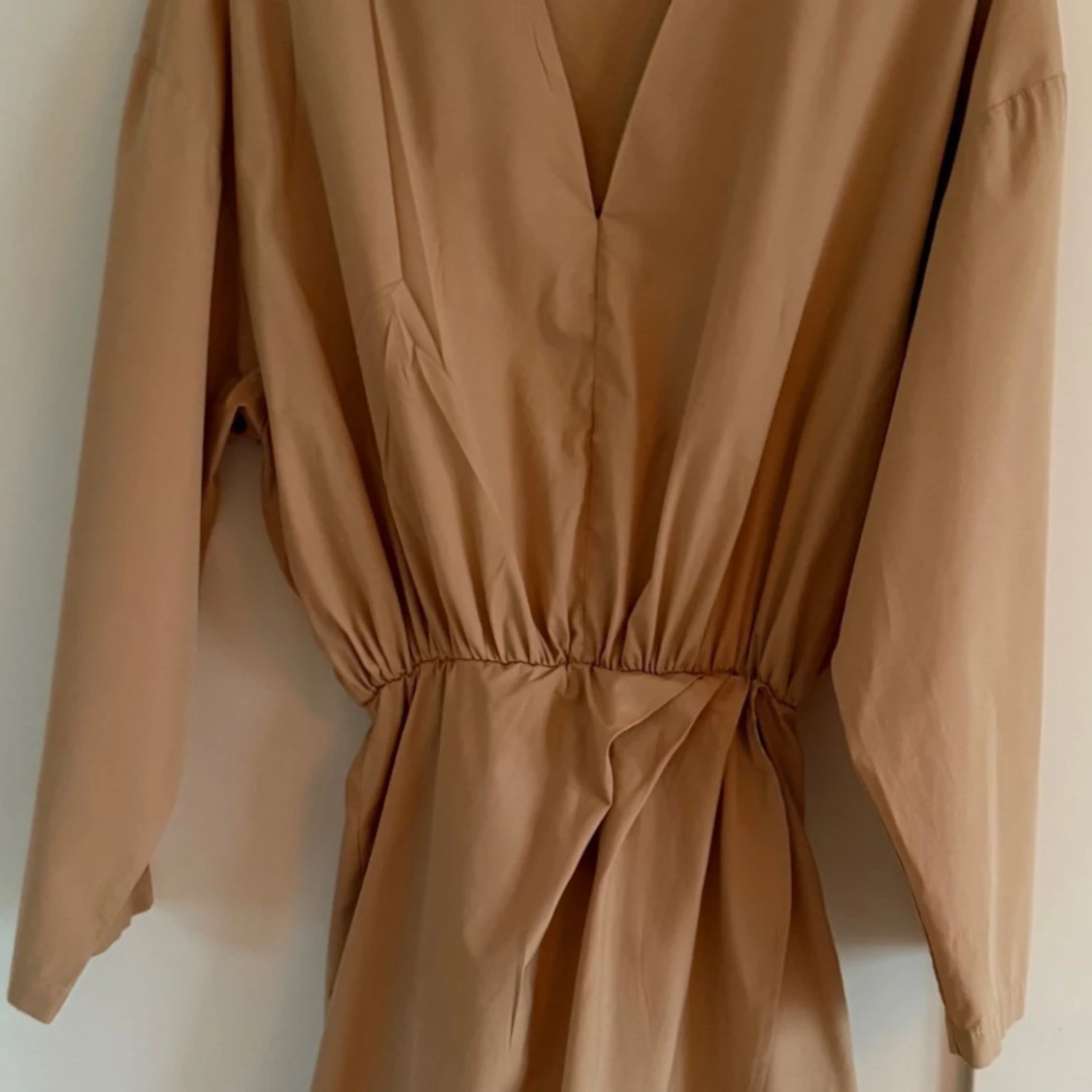 Beige omlottklänning från Stylein - 1