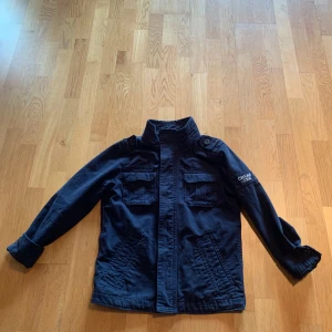 West Louis Field Jacket - Hej, säljer nu denna marinblåa West Louis Field Jacket i str XS, sjukt ovanligt att hitta en field jacket i str XS. Nypris över 1200 - mitt pris 749.                           Hör av er vid funderingar eller bud!