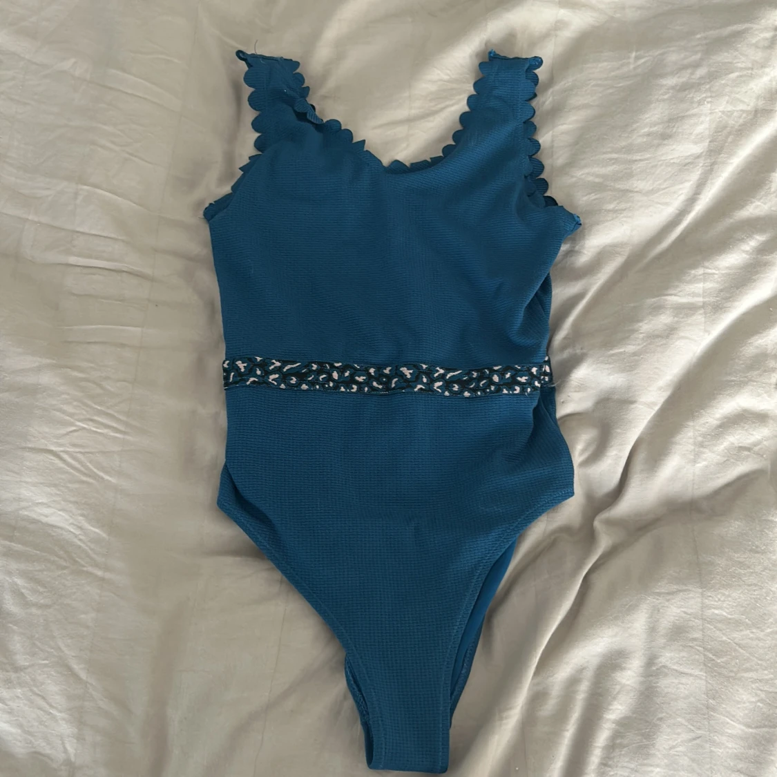 Blå baddräkt med volangkant och leoparddetalj