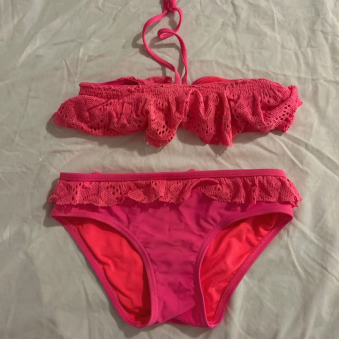 Rosa bikini med volangdetaljer