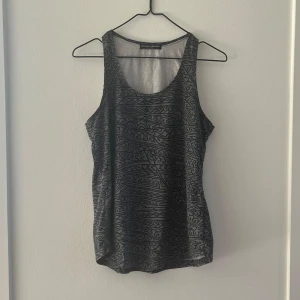 Linne / topp från Brandy Melville - Linne med svart / grått mönster. Står one size men skulle säga att det passar small och där runt omkring. Fint skick, sparsamt använt   #brandymelville #brandymelvillestyle