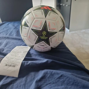 Champions league träningsboll  - Säljer en champions league träningsboll för 200 kr köpte den för 349kr. Använt 2 gånger och jag behöver pengarna så säljer den för 200kr. Intresserad? Skicka ett meddelande så kan vi diskutera pris.