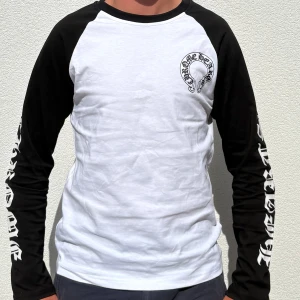 Chrome Hearts svartvit långärmad tröja - Snygg långärmad tröja från Chrome Hearts i svart och vitt. Aldrig använd med etikett kvar 