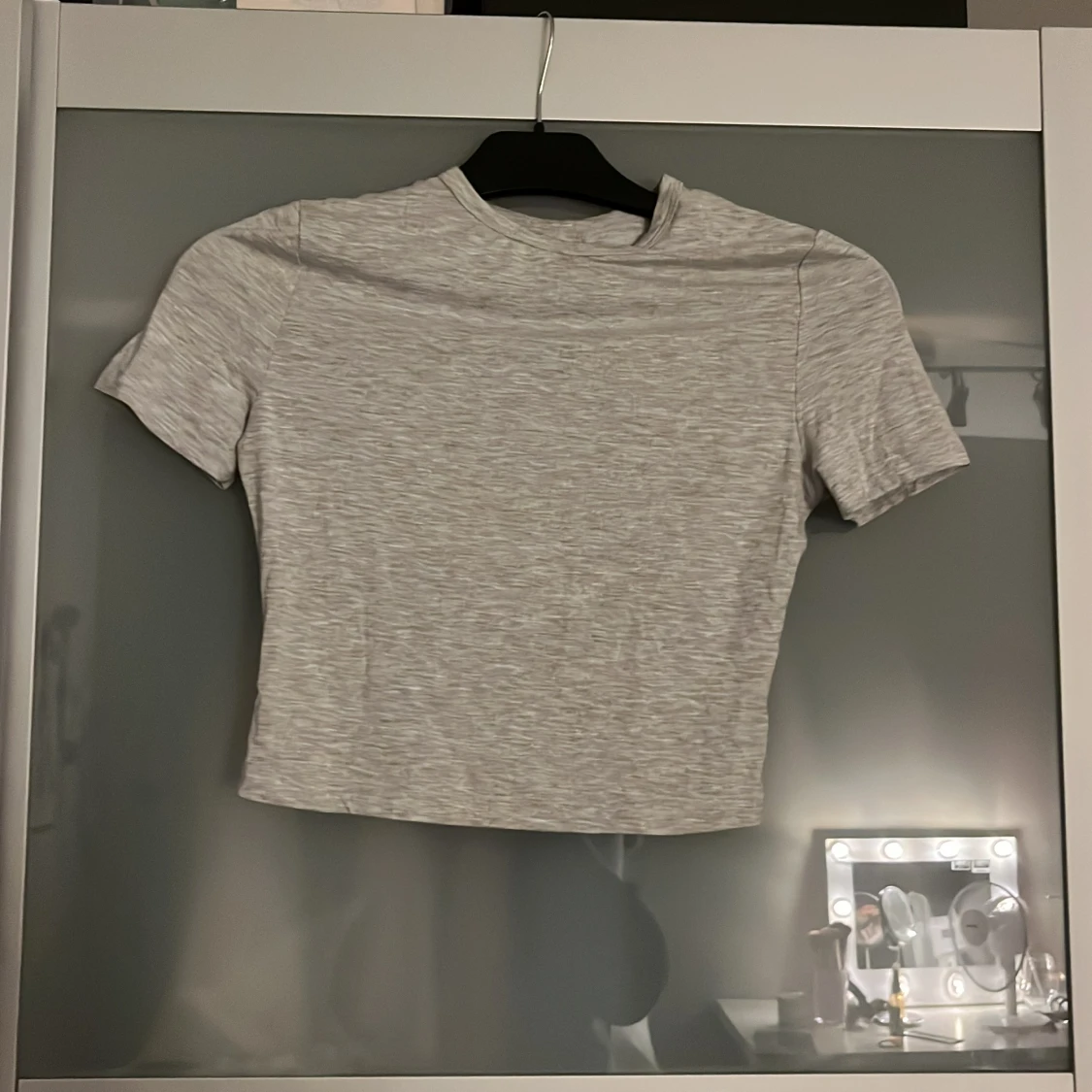Ljusgrå croppad t-shirt