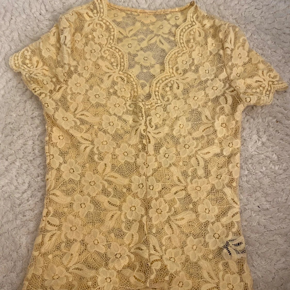 Gul spetsblus med blommönster
