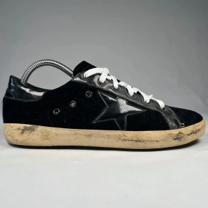 Golden goose  - -  Condition: 8/10. -  Size : 41//7.5 UK  -  What is included: Shoes  -  Retail price: 4000 + kr
