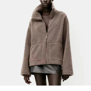 Beige teddyjacka med dragkedja - Mysig brun teddyjacka i storlek S med dragkedja framtill och två stora fickor. 