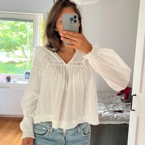 Vit blus  - Gullig vit blus från Ginatricot🤍bra skick, passar xs-s🤍hör av dig vid frågor!!
