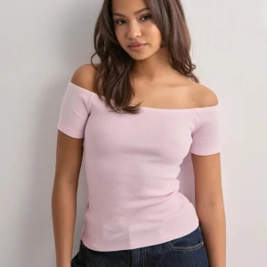 Rosa off shoulder topp - Rosa off shoulder topp från Nelly. Aldrig använd💞