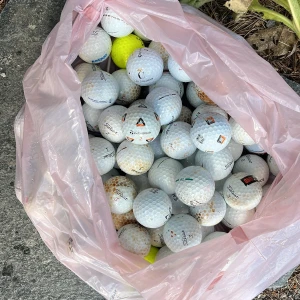 Tp5, prov1, chrome soft - Den här bilden visar en plastpåse fylld med begagnade golfbollar av olika märken. Perfekt för dig som vill öva på golfbanan utan att oroa dig för att tappa bollar. Passar både nybörjare och erfarna golfare som vill ha många bollar till ett bra pris.