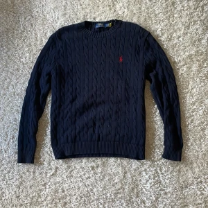 Ralph Lauren stickad - Jag säljer min Ralph lauren stickade tröja. Den är i jätte bra skick. Det är i storlek S. Om  du har frågor eller funderingar så är det bara att höra av sig.