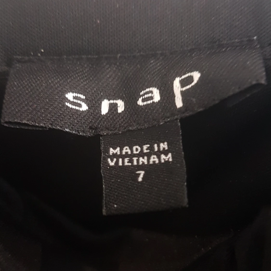 Svart kortklänning med volangkant - 4