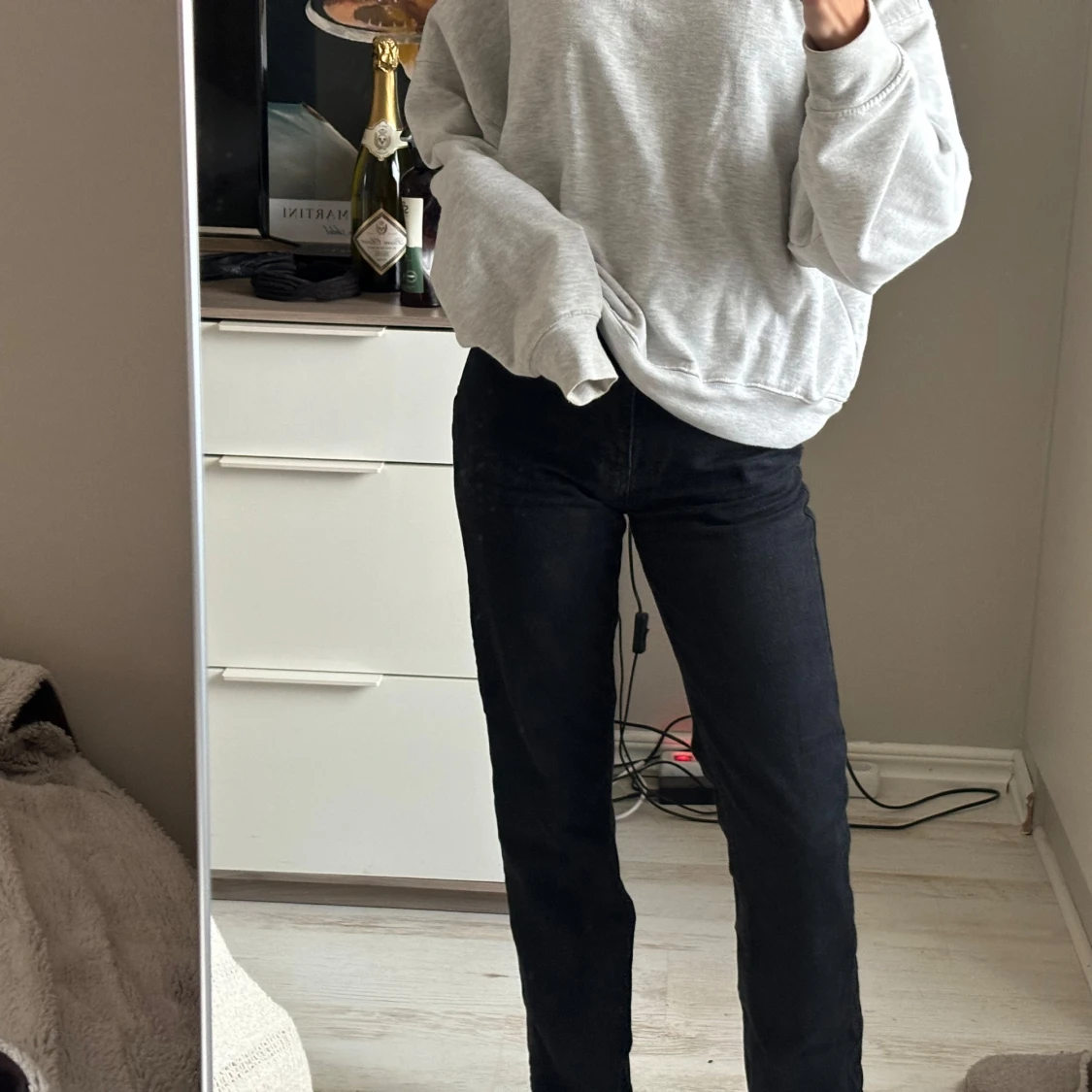 Svarta straight jeans med slits