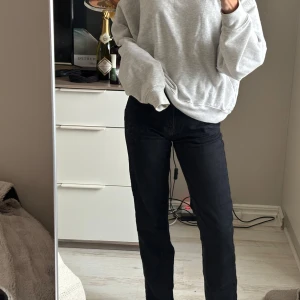 Svarta straight jeans med slits - Säljer ett par svarta straight fit jeans från Bikbok i storlek 24/30💕 de har en slits där nere 