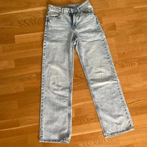 Ljusblå raka jeans från H&M Divided - Jättefina Mid/highwaist jeans från H&M Sparsamt använda, väldigt fint skick💗 Storlek 32
