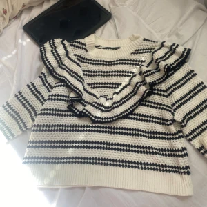 Randig stickad tröja med volang H&M - Superfin stickad tröja från H&M Divided i vitt och svart med g