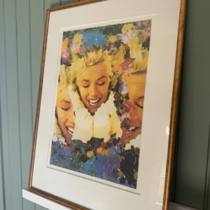 Vacker litografi av Marilyn Monroe - Färgstark och unik litografi av Maria Larkman, signerad och numrerad (237/240). Inramad på Nielsen Design. Har en fuktskada, ENDAST i pappen på ramen inte på själva litografin. Nypris ca 3000kr utan inramning och ram. Maria Larkman är bland annat känd för att ha utvecklat en unik teknik för sin konst: Lacollage. Det är en blandning mellan foto, måleri, kollage och lack som ger hennes konst ett eget uttryck.
