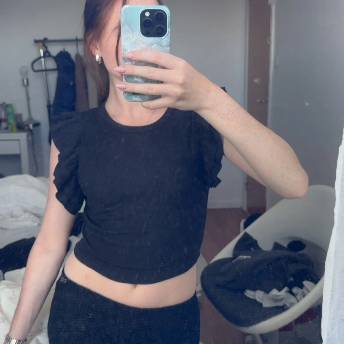 Svart croppad topp med volangärm Zara