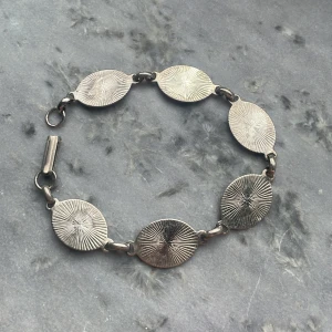 Silverfärgat armband - Silverfärgat armband gjort av platta berlocker i y2k stil, missfärgad metall men helt fungerande💕