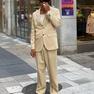 H&M Premium Suit – Relaxed Fit (Blazer & Pants) - Stylish and comfortable beige suit from H&M’s Premium Collection.  Size blazer 48. Pants 33w but feels tighter like 32w  Relaxed fit perfect for modern, laid back elegance. Light fabric, ideal for spring and summer.  Good condition 👍