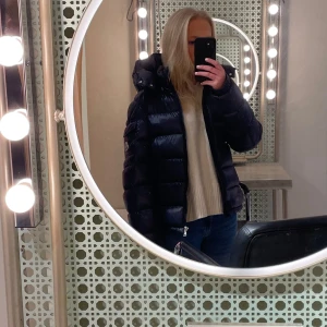 Moncler Maya mörkblå dunjacka - Kom med bud. Liten defekt på insidan, en lapp med saknas! Kvitto finns på sista bilden. Moncler Maya dunjacka, storlek 14 years men sitter som en xs/ liten s. Passar mig som är 166.