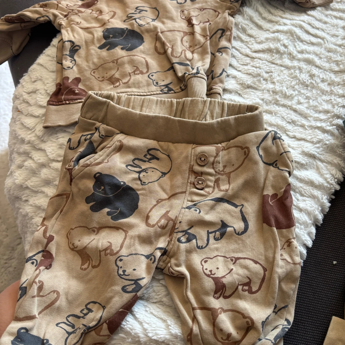 Beige byxor med björnmönster