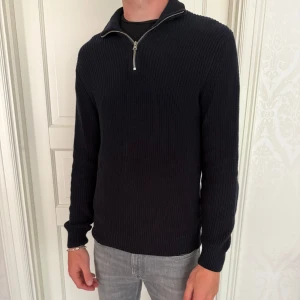 Marinblå Zip stickad  - Stickad zip up marinblå färg  Storlek M  Skick 8/10 modellen är 188 och väger 75kg 