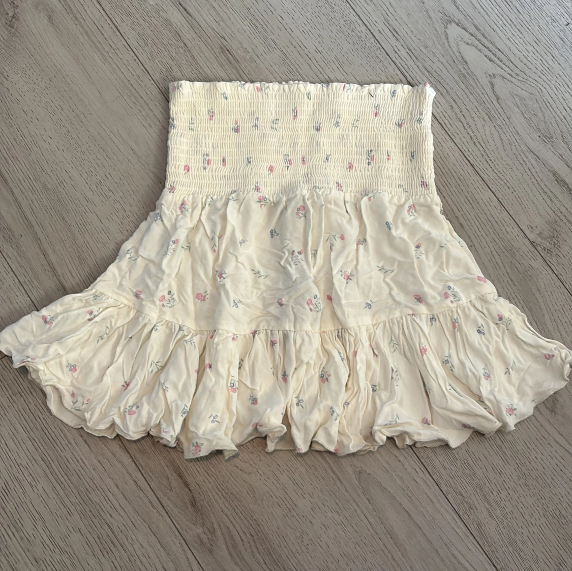 Söt blommig volangkjol i ljusbeige