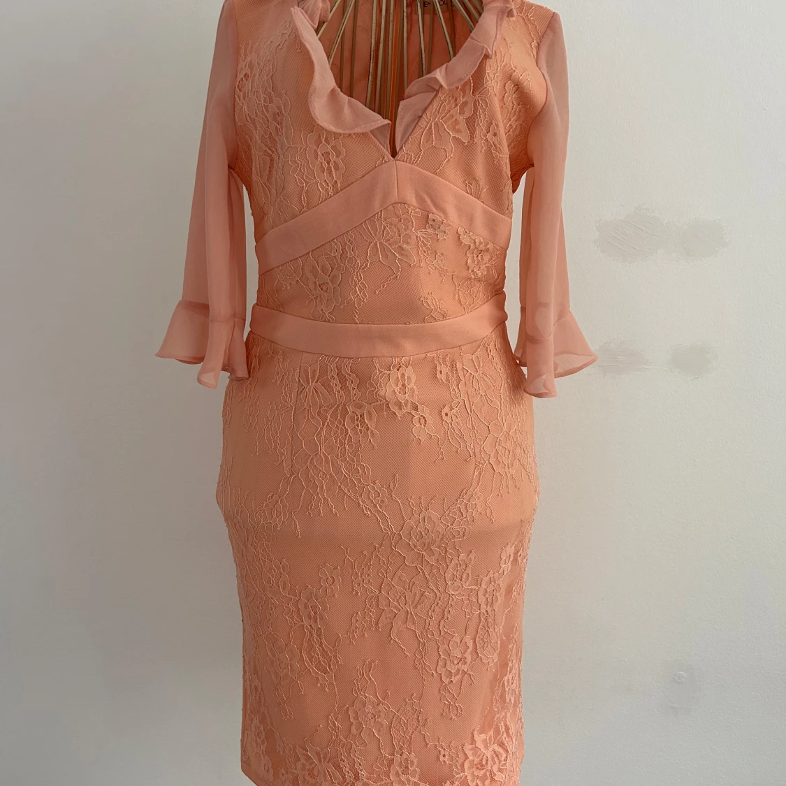 Persikofärgad spetsklänning märke Emamoda Paris