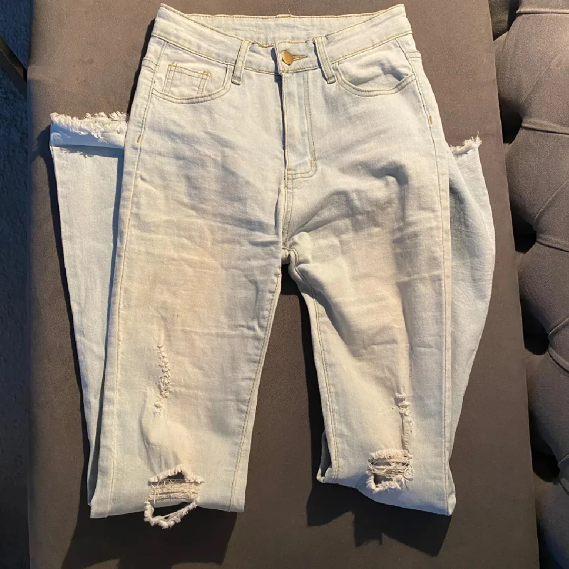Ljusblå bootcut jeans med slitningar - 1