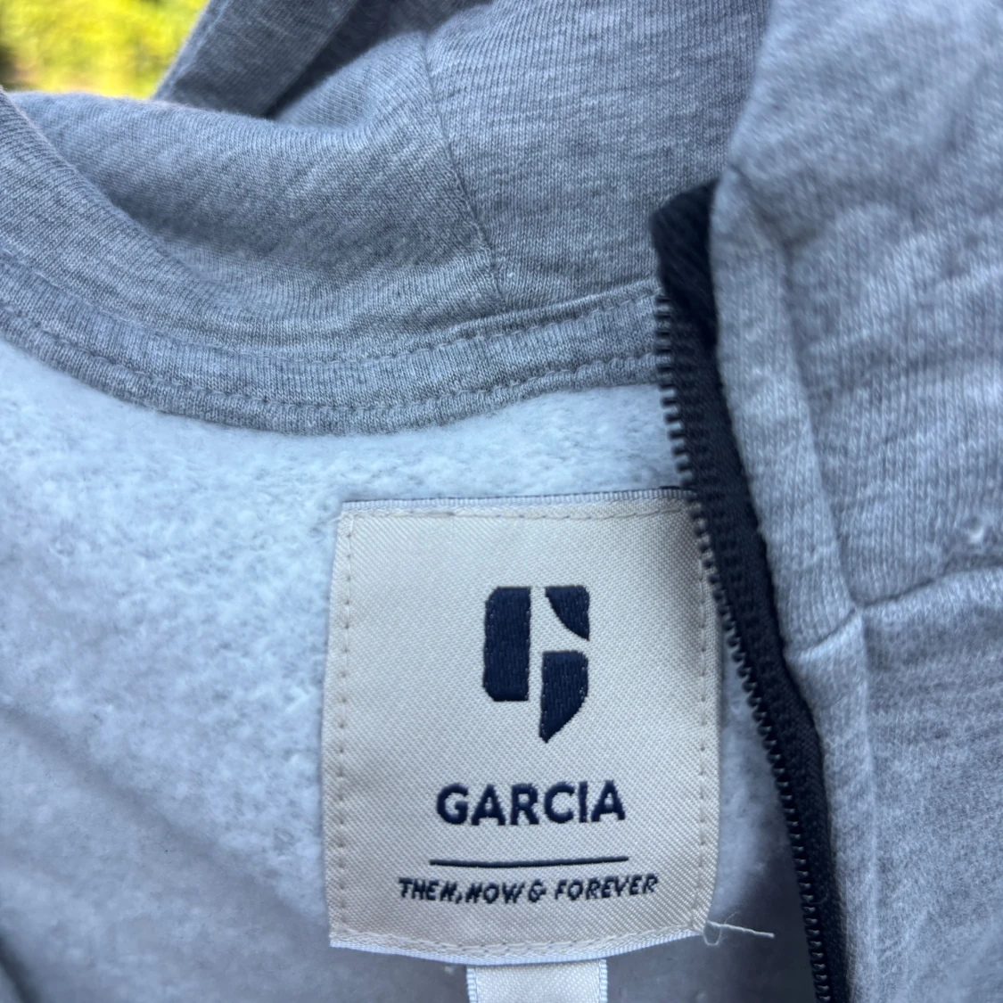 Grå hoodie med tryck från Garcia - 2