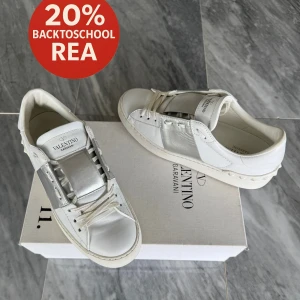 Valentino skor - REA! - Valentino Open - Skick: Använda 1 gång - Tillbehör: Valentino distbag och kort - Nypris: 6000kr - TrendWardrobe