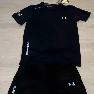 Blå/ Svart/ Grå - Under Armour träningsset - Säljer riktigt snygga och bekväma Under Armour träningsshorts + t shirt, perfekta för gym, löpning eller sommaren generellt!  ✅ Nya med tag kvar ✅ Färger: svart, mörkgrå, ljusgrå ✅ Holografisk UA-logga + ”ARMOUR”-tryck i regnbågseffekt ✅ Mjukt, snabbtorkande funktionsmaterial ✅ Två sidofickor + resår i midjan med dragsko ✅ Lättviktiga och stretchiga – maxad komfort!  📏 Finns i storlek M,L,XL 💰 Pris: 250