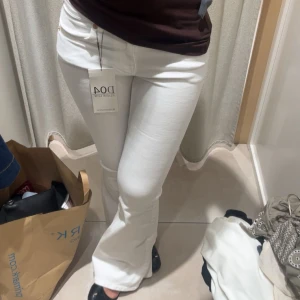 Vita jeans  - Så snygga vita jeans från stradivarius, storlek 36 men passar både 34 och 38. Skriv om fler bilder önskas❣️