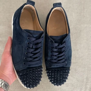 Christian Louboutin Navy  - Christian Louboutin Navy ny pris 10.000 kr! Självklart är dem äkta bevis finns! Inga scambud! 8/10 skick. skriv vid frågor!