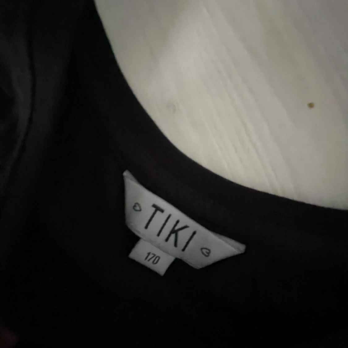 Svart topp med puffärm från TIKI - 1