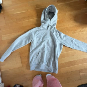 Peak hoodie - Säljer nu min peak hoodie då jag har andvänt den några fåtals gånger.