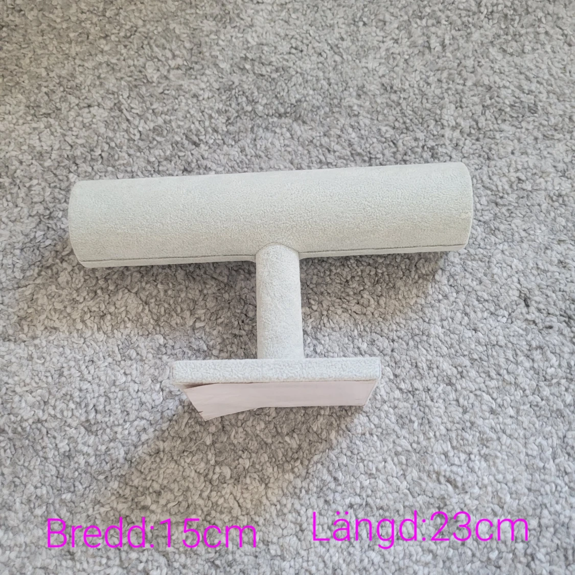 Ljusgrå smyckesdisplay i mockaimitation