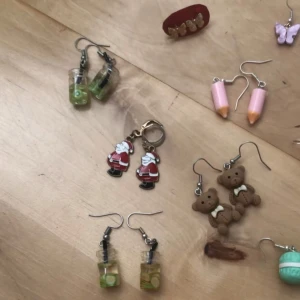 Färgglada örhängen i roliga former - Samling med unika örhängen i olika former som björnar, fjärilar, avokado, glass, macarons, svampar, pennor, blommor, tomtar och mjölkpaket. Färgerna är bland annat rosa, lila, grön, gul, brun, blå och röd. Perfekt för dig som vill ha lekfulla och kreativa accessoarer. Det finns ett par av varje örhänge  förutom de rosa svamparna (2 par) och avokadosarna (2 par)💞Priset gäller för ett par örhängen! Man kan även köpa alla (20 par) örhängen för 35kr💞